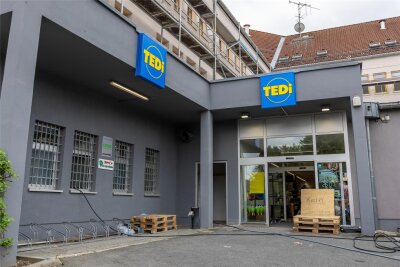 In Rodewisch gibts jetzt auch Ware für den kleinen Geldbeutel - Wo früher die Werbung für Penny hing, ist nun das blau-gelbe Tedi-Schild. Ab heute ist geöffnet.