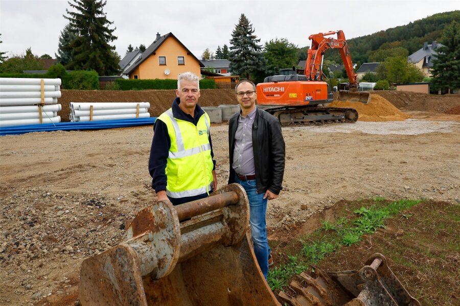 In ruhiger Lage wird in Rödlitz Platz für neue Eigenheime geschaffen - Projektentwickler René Stoll (li.) mit Ortsvorsteher Lutz Weißpflug.