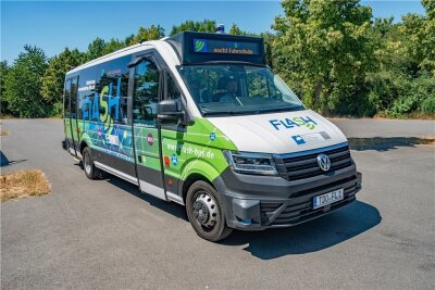 In Sachsen rollt bald der erste Bus automatisiert zum Badesee - Von außen ein normaler Bus, innen steckt aber viel Rechentechnik. Zudem sind insgesamt 20 Sensoren am Fahrzeug angebracht. 