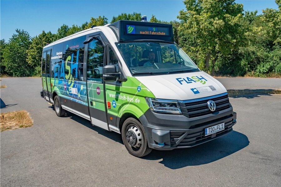 In Sachsen rollt bald der erste Bus automatisiert zum Badesee - Von außen ein normaler Bus, innen steckt aber viel Rechentechnik. Zudem sind insgesamt 20 Sensoren am Fahrzeug angebracht. 