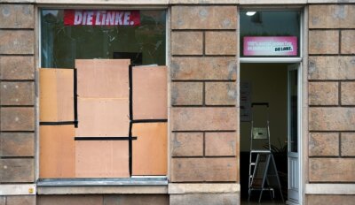 In Sachsen werden die meisten Politikerbüros attackiert - Dieses Büro der Linken in Freital wurde im September attackiert, eine große Fensterscheibe ging zu Bruch.