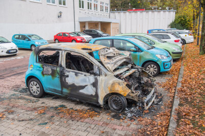 In Schneeberg brennt es erneut - Polizei fasst minderjährigen Tatverdächtigen - Nachdem bereits der VW (vorne im Bild/Bruno-Dost-Straße) den Flammen zum Opfer fiel, sollte es am Freitagmorgen den benachbarten türkisfarbenen VW treffen. Doch die Polizei stellte einen Tatverdächtigen vor Ort.
