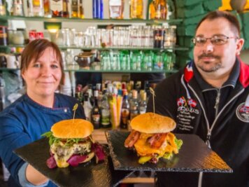 In Schneeberg startet mitten im Corona-Lockdown ein Burger-Laden - Susann Gollmann und Jörg Biedermann ließen sich vom Lockdown nicht von ihrem Plan abbringen, das Burger-Stüb'l zu eröffnen. Derzeit können die Speisen nur nach Vorbestellung abgeholt werden. 