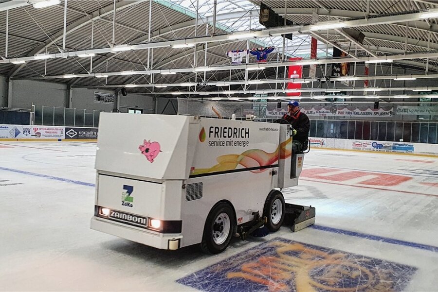 In Schönheide wird die Eishallen-Nutzung teurer - Erst vor wenigen Tagen wurde im Schönheider Kunsteisstadion aufgeeist.