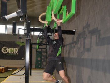 In Schwarzenberg entsteht ein Ninja-Warrior-Parcours - Dieses Hindernis nennt sich der heiße Draht. Der Sportler muss hier sein Körpergewicht über die verschiedenen Ebenen einer verkanteten Stange transportieren.