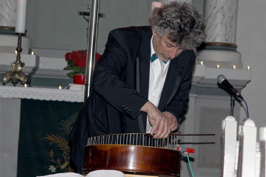 In Stelzen erklingt ein besonderes Weihnachtskonzert - Henry Schneider spielt die Nyckelharpa.
