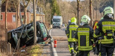 In Tannenberg: Frau nach Unfall mit Skoda schwer verletzt - Ortsverbindung gesperrt - 