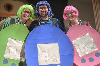 In Triebel sind die Tamagotchis los: Faschingsparty lässt die 90-er hochleben - Für das originellste Kostüm wurde das Tamagotchi-Trio Lisa Grohmann (links), Christopher Groß und Franziska Grohmann ausgezeichnet.