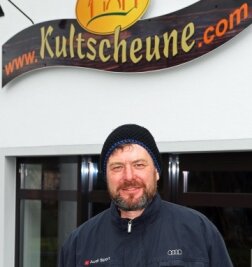 In und vor Kultscheune geht es heiß her - Kay Bohne vor der "Kultscheune" in Lauterbach.