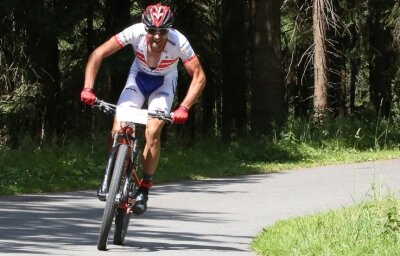 In vier Etappen durch den Dunkelwald - Michal Bubílek startete dreimal über 60 Kilometer und belegte die Plätze 1, 2 und 3. Zudem wurde er zum Auftakt im Bergzeitfahren Dritter. Diese Leistung reichte am Ende für den Gesamtsieg. 