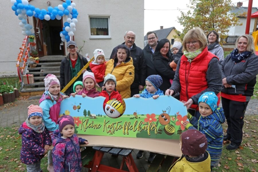 Gemeinsam mit ihrer Erzieherin Bärbel Schuricht (Mitte) und Heike Haberkorn von der Friweika brachten die Kinder am Freitag das Namensschild am Eingang an. Den Namen überlegten sie sich selbst.