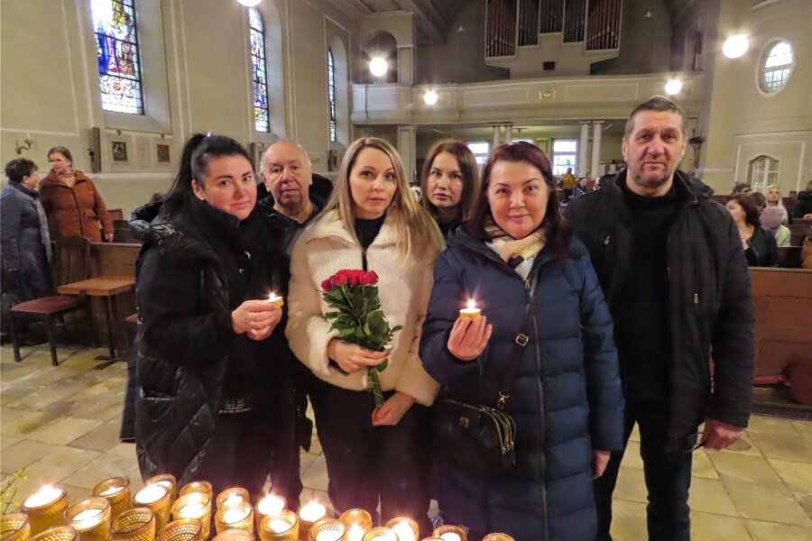 In Werdau lebende Ukrainer veranstalten Gedenkfeier in der Bonifatiuskirche - Mit Kerzen und Blumen wollen die in Werdau lebenden Ukrainer ihrer Familienangehörigen und Freunde gedenken.