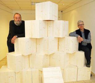In Werdau wird aus Holzwürfeln Kunst - Matthias Scheiber (rechts) und Jürgen Szajny vor den Holzwürfeln, die Künstler aus ganz Sachsen zur individuellen Gestaltung erhielten. 