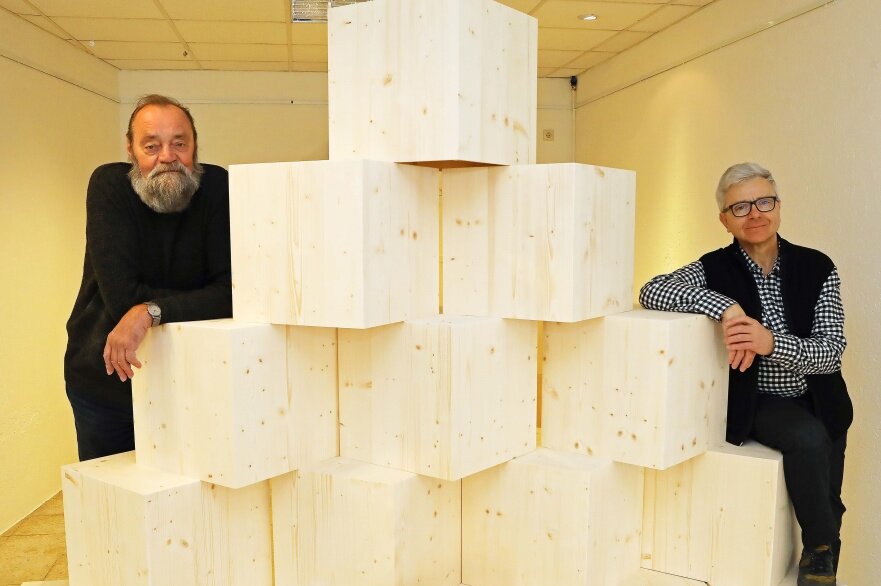 Matthias Scheiber (rechts) und Jürgen Szajny vor den Holzwürfeln, die Künstler aus ganz Sachsen zur individuellen Gestaltung erhielten. 