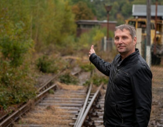 In zehn Jahren sollen Züge rollen - Der Rochlitzer Oberbürgermeister Frank Dehne am Gleis in Richtung Großbothen. Er hofft, dass die Weichen für die Reaktivierung der Strecke jetzt endlich gestellt werden. 