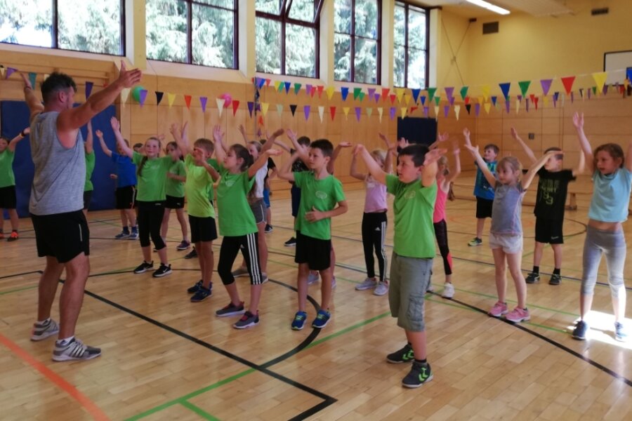 In Zschocken wird im Unterricht getanzt - Der Leipziger Tanzpädagoge Michael Hirschel hat am Montagvormittag in der Turnhalle der Zschockener Grundschule die Mädchen und Jungen begeistert und Spaß an Bewegung vermittelt. 