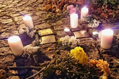 In Zwickau gehören Blumen und Putzlappen zum Gedenken - Nahe dem Polizeirevier wurden fünf Stolpersteine geputzt. 