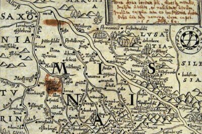In Zwickau wird an die Anfänge von Sachsens Geschichtsschreibung erinnert - Das Ankündigungsplakat zum Vortrag in der Ratsschulbibliothek zeigt einen Ausschnitt einer alten Landkarte der Mark Meißen.