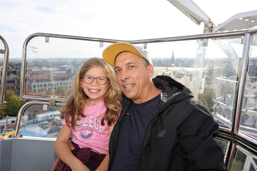 In Zwickaus Himmel wurde noch niemand vergessen - Mario Schütze schaute sich mit Tochter Marlene (9) Zwickau aus 40 Metern Höhe an.
