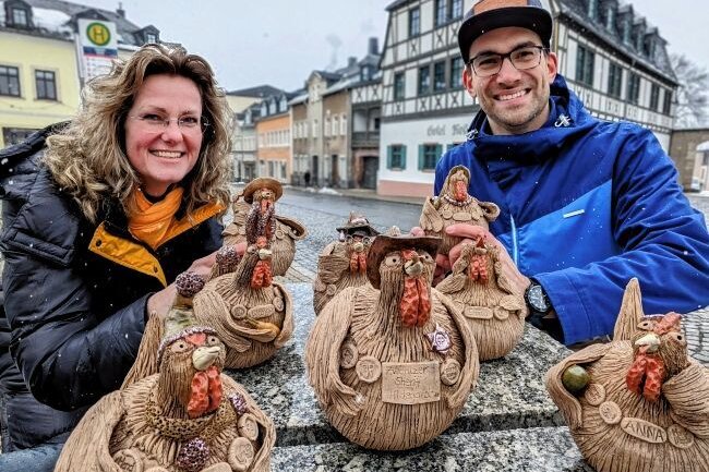 In Zwönitz sind die Hühner los - Die Innenstadtmanager Anne Walter und Martin Ahlheim mit den Tonhühnern. 