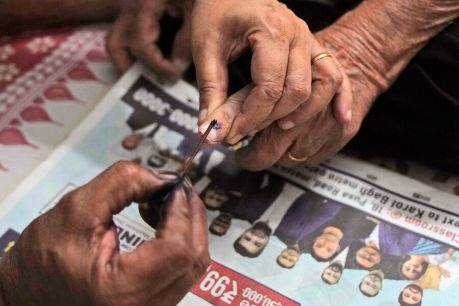 Indien-Wahl endet - Premier Modi vor wahrscheinlichem Sieg - Wählerinnen und Wählern, die ihre Stimme abgegeben haben, wird der Finger mit Farbe markiert. Ergebnisse der Parlamentswahl in Indien soll es am 4. Juni geben.