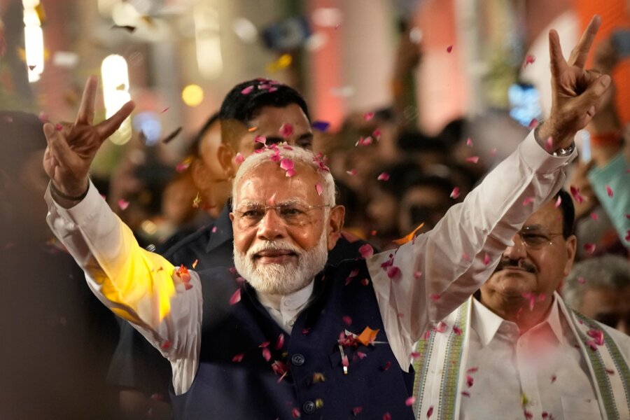 Indien-Wahl: Modi-Partei verliert absolute Mehrheit - Der indische Premierminister Narendra Modi begrüßt seine Anhänger bei der Ankunft in der Zentrale der Bharatiya Janata Party (BJP).