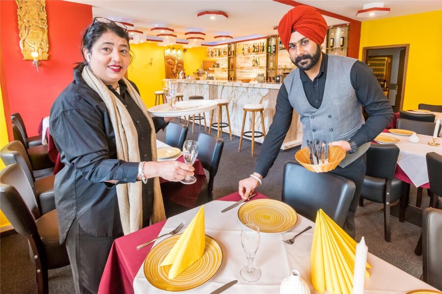 Indische Familie übernimmt Hotel im Erzgebirge: Das hat sie nun vor - Vor der Eröffnung decken Gurinder Kaur und Gurpreet Singh die Tische im Restaurant ein. Bereits rund 60 Gäste haben sich angekündigt.