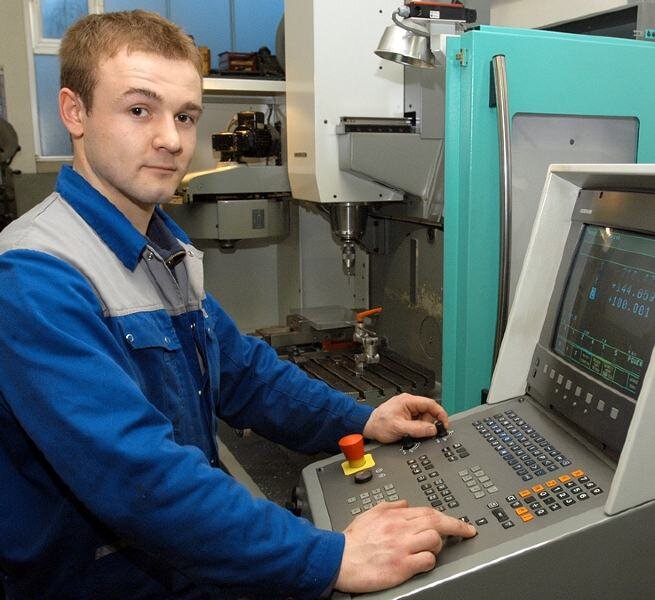 Individuelle Qualifizierung ganz nach Bedarf - 
              <p class="artikelinhalt">Jörg Seifert, ein junger Mann aus Pockau, beherrscht die moderne CNC-Maschine.</p>
            