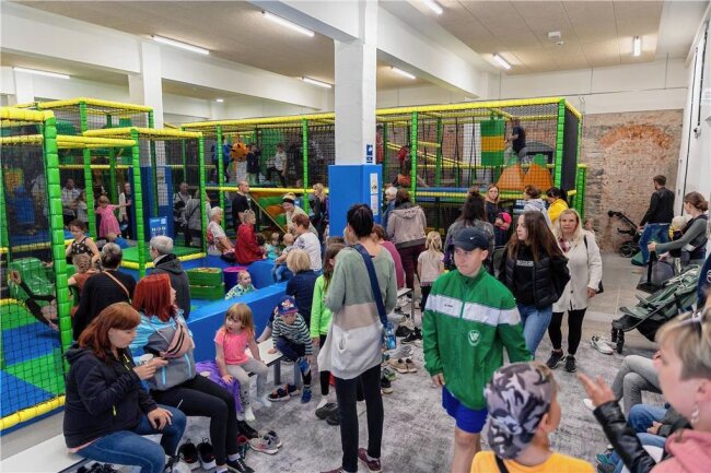 Indoor-Spielplatz in Kulturfabrik Auerbach: Warum der Besuch ab Juli Eintritt kostet - So voll ist es auf dem Indoor-Spielplatz selten. Das Foto entstand am Kindertag 2022, kurz zuvor war die Kulturfabrik Auerbach eröffnet worden.