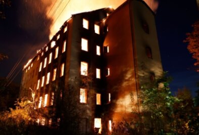 Industriedenkmal abgebrannt - Ein Feuer hat die seit langem brachliegende frühere Hoffmannsche Spinnerei in Wittgensdorf in der Nacht zum Mittwoch zerstört.