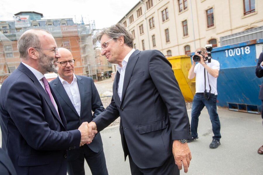 Industriedenkmal in Plauen soll Zentrum für künstliche Intelligenz werden - Rainer Gläß (rechts) begrüßt als Eigentümer der sanierten Hempelschen Fabrik in Plauen den CSU-Spitzenkandidaten für die Europawahl, Manfred Weber (links), sowie den Spitzenkandidaten der sächsischen CDU, Oliver Schenk.