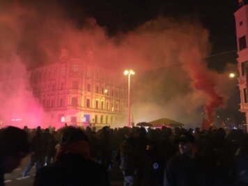 Indymedia-Demo in Leipzig: Ein Ausbruch von Gewalt - Bei Ausschreitungen in Leipzig wurden am Samstag mehrere Beamte verletzt.