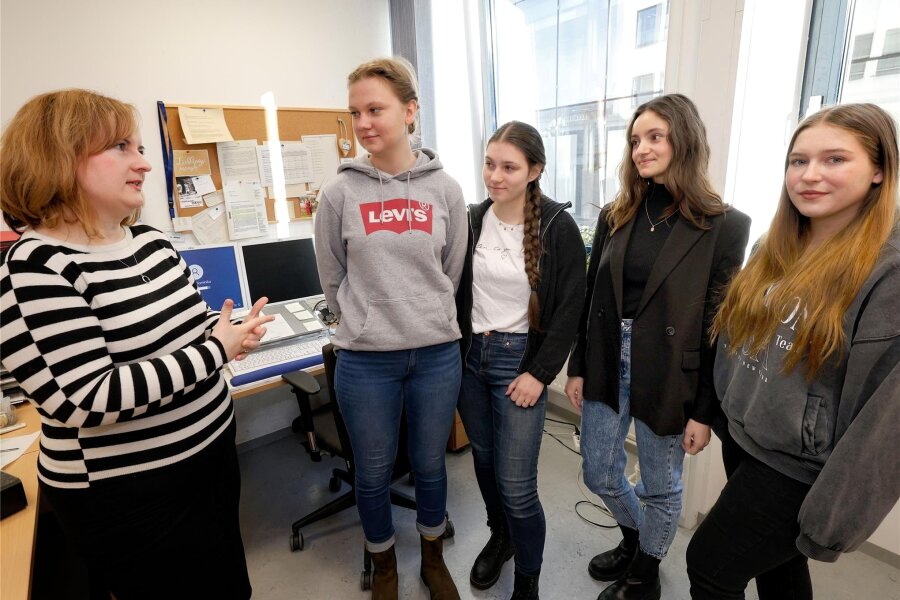 Infektionsschutz statt Sprechstunde: Medic-Studenten in Chemnitz lernen neuen Arbeitsort kennen - Katja Uhlemann, Leiterin des Gesundheitsamtes, begrüßt die ersten Studentinnen des Modellstudienganges Medic.