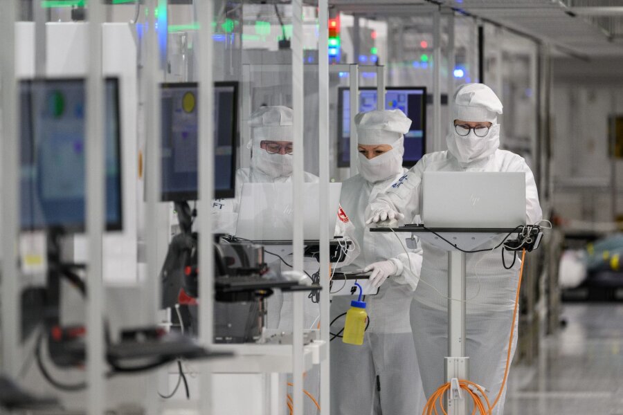 Infineon streicht Hunderte Jobs in Regensburg - Bisher hat Infineon in Regensburg etwa 3100 Mitarbeiter.