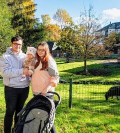 Inflation: Familien achten auf die Preise - Nico Wrobel und Lucie Ulbrich erkundeten mit Töchterchen Mira Charlotte den Tierpark in Freiberg. 