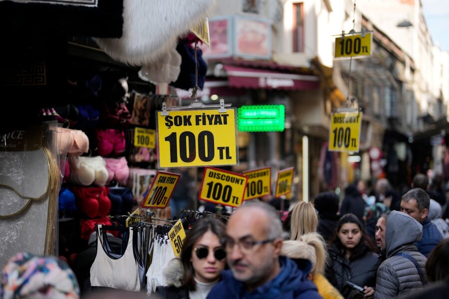 Inflation in Türkei steigt auf fast 70 Prozent - Preise werden in einem Bekleidungsgeschäft im Eminonu-Geschäftsviertel angezeigt.