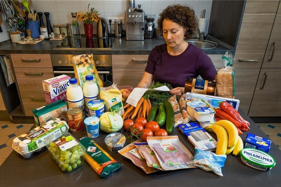 Inflation: Reichen 100 Euro pro Woche für die Ernährung einer vierköpfigen Familie? - Ein skeptischer Blick auf den Kassenbon: Was Redakteurin Susanne Plecher hier auf dem Tisch hat, soll von Montag bis Freitag reichen.