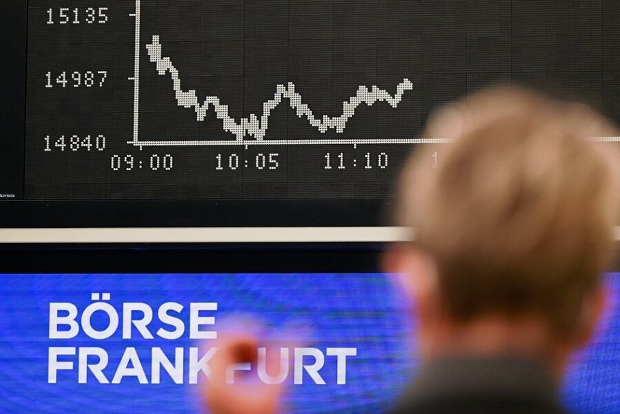 Kursrutsch an der Frankfurter Börse: Zu Beginn der Handelswoche wurde der Ukraine-Konflikt am Aktienmarkt zu einer großen Belastung. Der Dax fiel zum Handelsstart unter die Marke von 15.000 Punkten. 