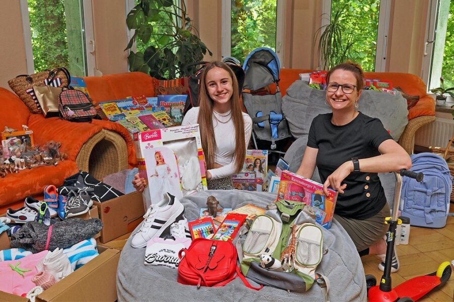 Antonia Wohlfarth und Kinderheim-Leiterin Sandra-Popadak inmitten der Gebrauchsgegenstände und Spielsachen, die die Influencerin nach Zwickau gebracht hat*.