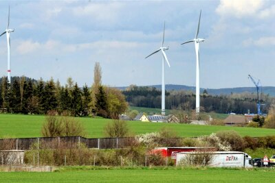 Info-Abend in Auerbach: Was es zu Windkraft in Göltzsch- und Trebatal zu sagen gibt - Windräder drehen sich schon seit zehn Jahren in Pfaffengrün. Weitere wollen die Bürger dort nicht.