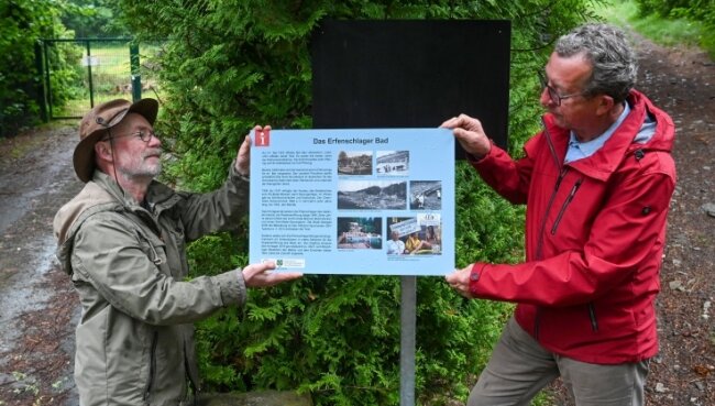 Am Erfenschlager Bad haben Achim Dresler (links) und Wolfgang Köhler vom Bürgerverein eine Informationstafel angebracht. 
