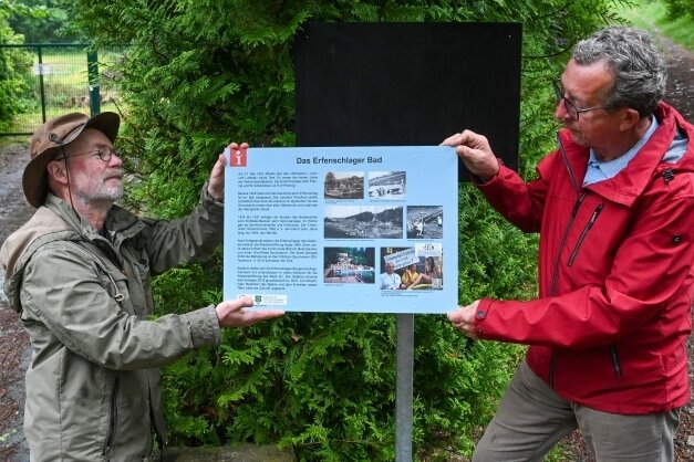 Info-Tafeln sollen Geschichte erlebbar machen - Am Erfenschlager Bad haben Achim Dresler (links) und Wolfgang Köhler vom Bürgerverein eine Informationstafel angebracht. 