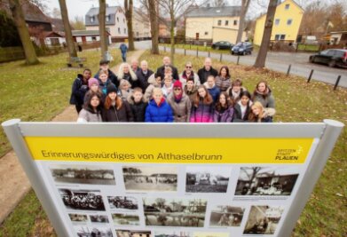 Infotafel voller Fotos hält Erinnerungen zur Dorfgeschichte von Althaselbrunn wach - 
