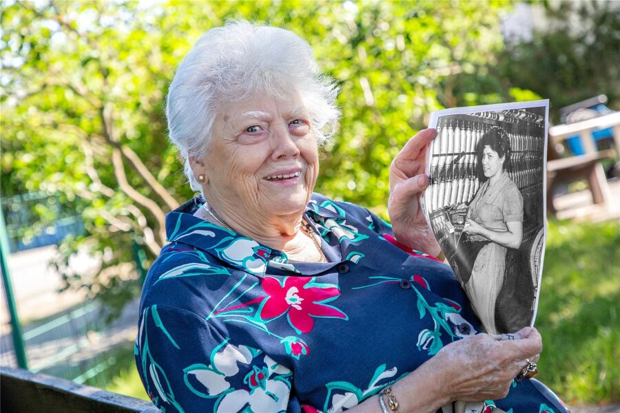 Ingrid Puschmann und die Baumwolle - oder: Ein Leben, das am Faden hängt - Ingrid Puschmann aus Flöha wird in wenigen Tagen 89 Jahre alt. Das Foto zeigt sie 1961 in der Baumwollspinnerei Flöha als Beste im Berufswettbewerb.