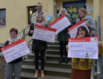 Initiative hilft Flut-Opfern - Die Schneeberger Kindertagesstätten und Bürgermeister Ingo Seifert spendeten für die Kita "Zauberkiste" in Stolberg. Die Leiterinnen freuten sich über die hohen Spendenbeträge. 