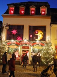 Initiator: 110.000 Besucher haben Funkelfenster gesehen - In der Fußgängerzone Leipziger Straße ist das Weihnachtshaus zu bestaunen. 