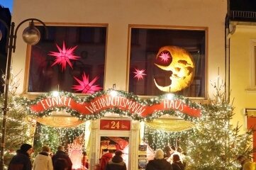 Initiator: 110.000 Besucher haben Funkelfenster gesehen - In der Fußgängerzone Leipziger Straße ist das Weihnachtshaus zu bestaunen. 