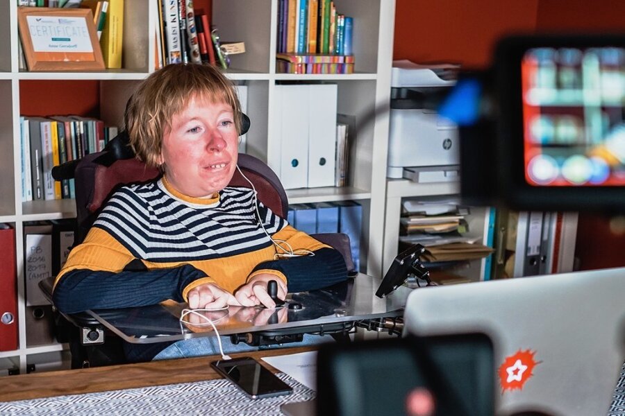 Anne Gersdorff an ihrem Computerarbeitsplatz: Behinderten-Werkstätten lehnt sie ab. 