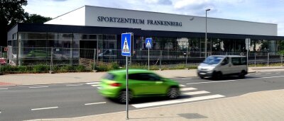 Innenausbau in neuer Dreifeld-Sporthalle in Frankenberg - Mit viel Glas präsentiert sich das neue Sportzentrum Frankenberg gegenüber dem Bildungszentrum an der Max-Kästner-Straße.