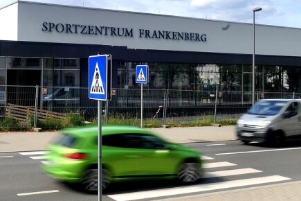Innenausbau in neuer Dreifeld-Sporthalle in Frankenberg - Mit viel Glas präsentiert sich das neue Sportzentrum Frankenberg gegenüber dem Bildungszentrum an der Max-Kästner-Straße.